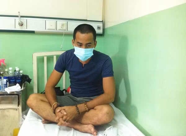 Duy Nhân, cạo đầu, đeo khẩu trang chuẩn bị xạ trị.