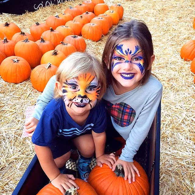 Hai con siêu mẫu Alessandra Ambrosio vẽ mặt ngộ nghĩnh đi mua bí đỏ chuẩn bị lễ Halloween với mẹ.