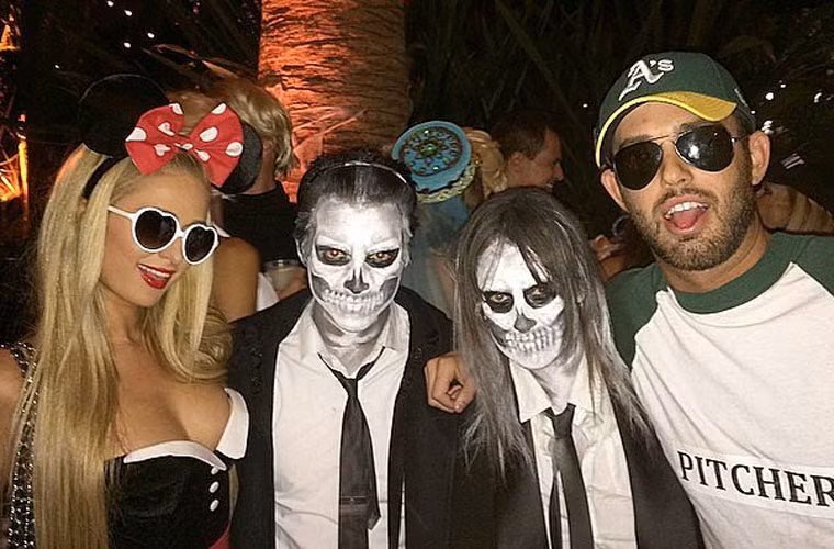 Paris Hilton lại biến thành Minnie Mouse cùng bạn bè xả hơi trong bữa tiệc ma quỷ