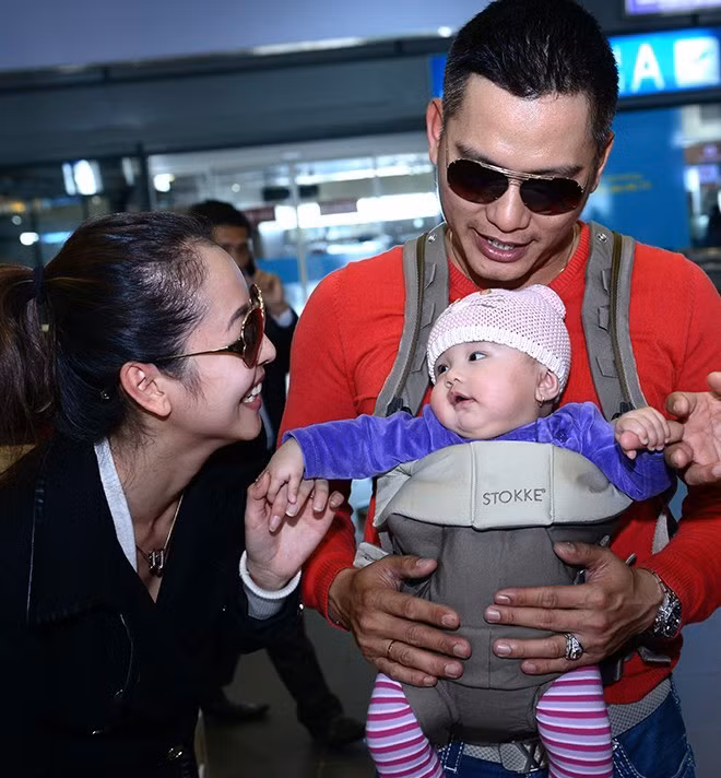 Sau một năm rời xa showbiz để chuẩn kết hôn, chăm lo cho gia đình và đặc biệt là sinh con, khoảng tháng 11/2013 Jennifer Phạm và chồng mới đưa con gái chung về Việt Nam thăm ông bà nội. Lúc này, bé Na (tên gọi ở nhà) được khoảng 8 tháng.