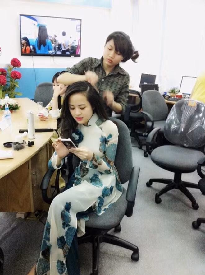 MC thời tiết Ngọc Bích cũng được chăm sóc "chân tơ kẽ tóc" trước giờ lên sóng.