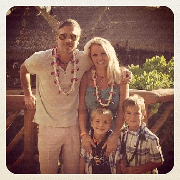Ba mẹ con ngôi sao pop đi nghỉ ở Hawaii cùng với hôn phu lúc đó Jason Trawick.