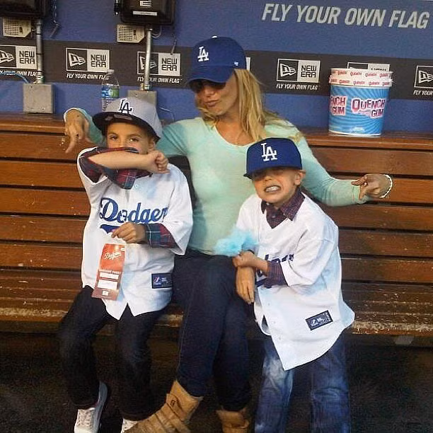 Britney và hai con trai cổ vũ cho đội bóng chày LA Dodgers tháng 4/2013.