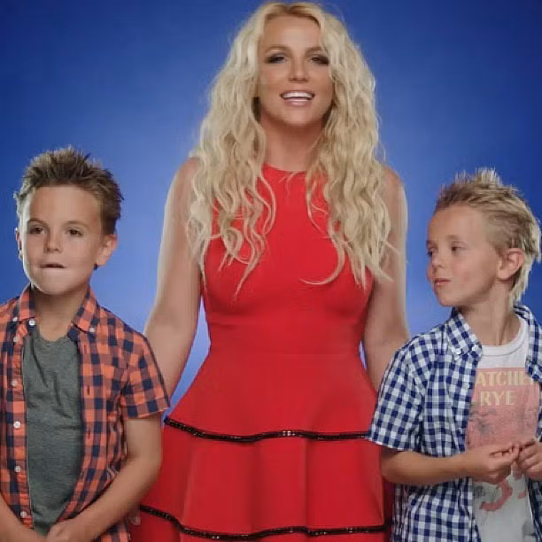 Tháng 7/2013, Sean và Jayden cùng mẹ Britney tươi cười trong MV "Ooh La La", trích từ soundtrack bộ phim the "Smurfs 2".