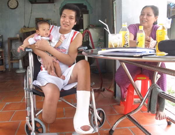 Cha con anh Sang tại nhà. Lúc anh bị tai nạn, con anh mới 2 tháng tuổi - Ảnh: Thanh Tú.