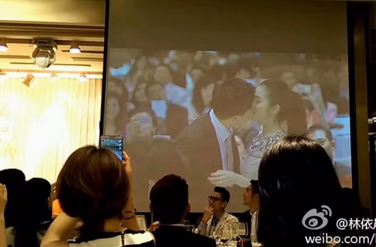 Tháng 3/2014, ngôi sao "Anh hùng xạ điêu" tiết lộ cô và hôn phu mới hẹn hò được một năm và anh đã khiến cô ngạc nhiên với màn cầu hôn rất lãng mạn.