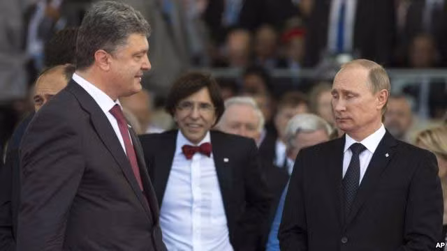 Tổng thống Putin và ông Poroshenko (tay trái) tham dự lễ kỉ niệm 70 năm D-Day tại Pháp.