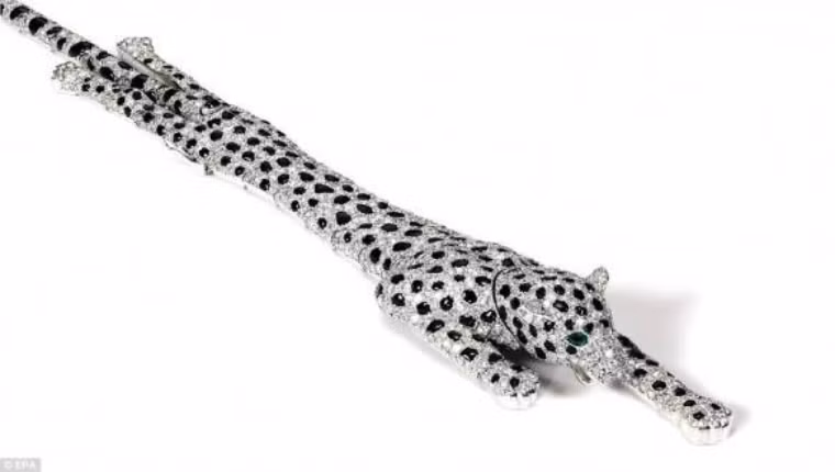 Vòng tay hình con báo đen giá 12,4 triệu USD: Chiếc vòng tay hình con báo đen làm từ onixơ và kim cương do Cartier Paris thiết kế năm 1952. Cartier Paris được biết đến là 1 người thanh lịch, tinh tế và thời trang phong cách cổ điển. Mặc dù không phải là chiếc vòng tay tốt nhất (nó mất 1 số viên đá nhỏ) nhưng nó đã được trao đổi 3 lần bởi 1 người mua giấu tên trong 1 phiên đấu giá tại Sotheby. Có tin đồn cho rằng, Madonna, đạo diễn bộ phim về Simpson và người tình, vua Edward VII, là người đã mua chiếc vòng tay này.
