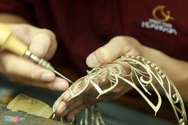 Công đoạn mất nhiều thời gian nhất chính là việc đính những viên kim cương nhỏ li ti.