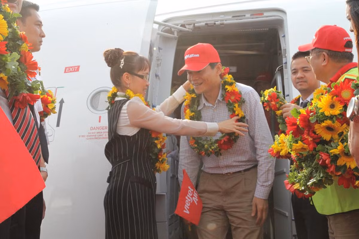 Đại diện lãnh đạo sân bay, các đối tác, công ty thành viên, ban lãnh đạo và nhân viên Vietjet vui mừng trước sự kiện này.