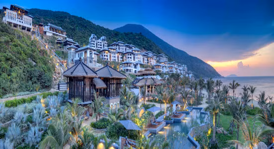 Trong phần giới thiệu về Việt Nam, Forbes Life tỏ ra thực sự ấn tượng với vẻ đẹp truyền thống kết hợp hiện đại. Đặc biệt, Việt Nam được coi là điểm đến có thủy phi cơ và những khu nghỉ dưỡng sang trọng. Trong số đó, tạp chí này chỉ đích danh khu nghỉ dưỡng Amanoi.