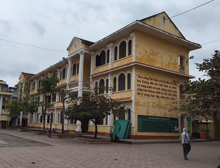 Ngôi trường Lê Hồng Phong vốn được biết nhiều đến bởi những thành tích học tập của các bạn học sinh, nay lại càng vẻ vang hơn nhờ kết quả tuyệt vời Kỳ Duyên mang lại.