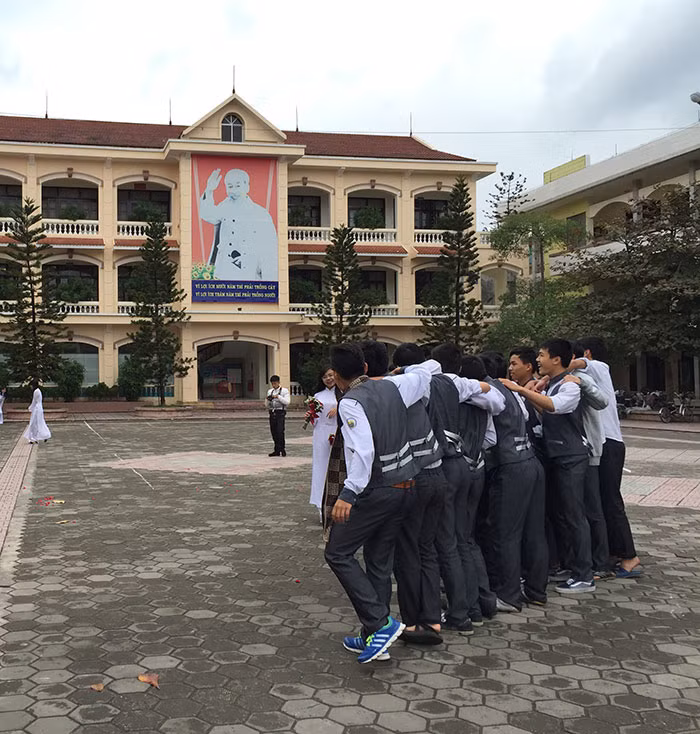 Ai cũng muốn nhanh chóng đến ngày đi học trở lại để cùng toàn trường chúc mừng niềm vui mà Kỳ Duyên vừa mang lại.