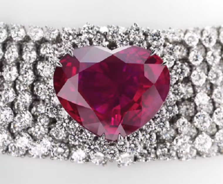 Vòng cổ có hình trái tim của Vương quốc Rubby,14 triệu USD: Garrard, một trong những công ty chuyên về đồ trang sức lâu đời nhất và uy tín nhất trên thế giới là chủ sở hữu của món đồ trang sức có giá lên tới 14 triệu USD này. Chiếc vòng cổ kim cương này nặng 155 carat, trong đó, hình trái tim màu hồng ngọc ở giữa nặng khoảng 40,63 carat. Theo thông tin từ phòng thí nghiệm Thụy Sĩ, hình trái tim màu hồng ngọc trên chiếc vòng cổ này cực kỳ hiếm.