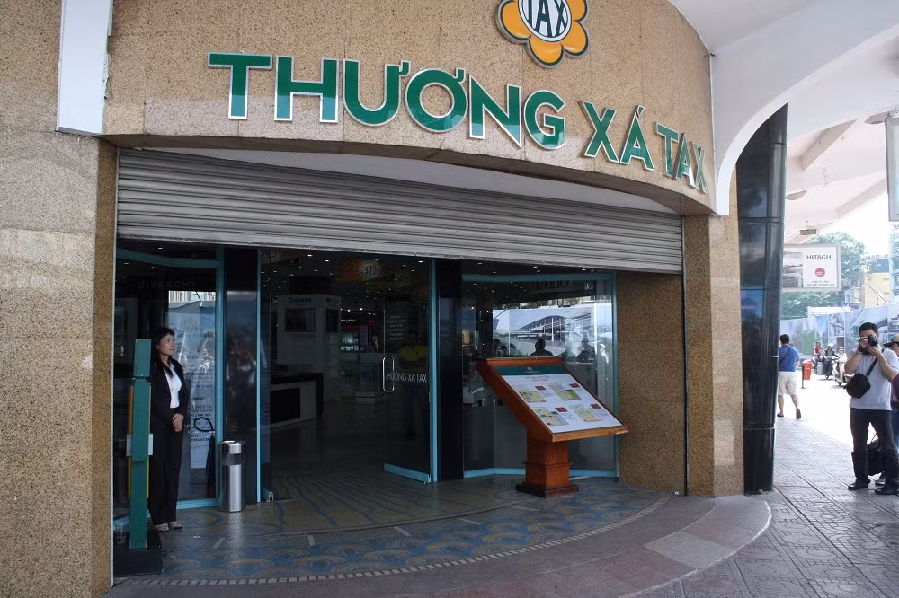 Đúng 14h, phía Ban quản lý tiến hành đóng hai cửa chính phía đường Nguyễn Huệ và Lê Lợi để tập trung cho việc di dời.
