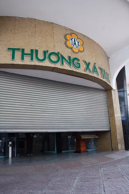 Cánh cửa bắt đầu hạ xuống...