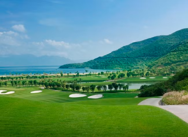 Điểm cuốn hút nhất của sân golf so với những nơi khác là sở hữu bãi biển dài gần 800m. Chính vì ưu thế này nên nó được thiết kế thành một sân golf trên đảo đầy ấn tượng.