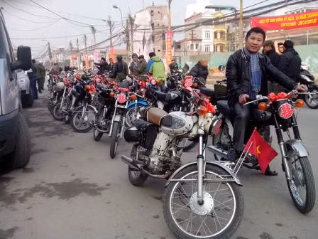 40 chiếc Honda 67 được trang trí đẹp với chữ Song Hỷ ở đèn và dàn thành 2 hàng dài.