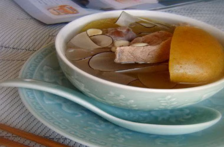 Cách làm: Bước 1: Thịt chân giò thái miếng vuông, to bản, vừa ăn, trần qua nước sôi rửa sạch, để ráo nước. Bước 2. Táo, cà rốt, mã thầy gọt vỏ rửa sạch, xắt miếng. Bước 3: Cho tất cả nguyên liệu đã chuẩn bị vào nồi, cho 1l nước, hầm lửa nhỏ trong khoảng 3 tiếng là được. Công dụng: khai vị tiêu ứ, thanh nhiệt giải độc. nghiên cứu cho thấy polyphenol có trong táo có thể ức chế sự sinh sản của tế bào ung thư.