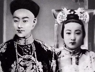 Riêng hoàng đế Quang Tự qua đời vì căn bệnh lao. Thời bấy giờ, nhà Thanh chưa có thuốc kháng sinh, cũng không có cách nào trị bệnh này. Khi ông mắc bệnh lại gặp đúng mùa đông thời tiết giá lạnh, nên dẫn đến viêm nhiễm hô hấp, cơ thể đã suy nhược càng không thể chống đỡ nổi.
