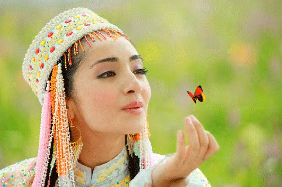 Để cảm tạ ân đức của hoàng thượng và biểu thị lòng trung thành với triều đình, Ngạch Sắc Doãn Hòa Đồ Nhi Đô đã quyết định cho nàng Hương Phi thông minh xinh đẹp tiến cung. Vào ngày 4/2/1760, tức năm thứ 25 Càn Long, hoàng đế đã phong ngay nàng là quý nhân không phải qua "thường tại" và "đáp ứng", chứng tỏ Càn Long rất coi trọng chuyện này.