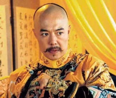 Khi có người nói xấu Hòa Thân, Càn Long thậm chí còn gắt gỏng: “Ta đang dựa vào Hòa Thân để trị quốc tại sao các khanh lại phản đối ông ta?”. Thậm chí có nhiều việc Gia Khánh còn nhờ Hòa Thân thay mình bẩm tấu và xin ý chỉ của thái thượng hoàng nhằm biểu thị sự tín nhiệm đối với hắn. Qua một thời gian thăm dò lẫn nhau, cuối cùng Gia Khánh đã khiến cho Hòa Thân tin tưởng, lơ là không đề phòng. Ảnh: Tạo hình Càn Long trên phim ảnh. Khi có người nói xấu Hòa Thân, Càn Long thậm chí còn gắt gỏng: “Ta đang dựa vào Hòa Thân để trị quốc tại sao các khanh lại phản đối ông ta?”. Thậm chí có nhiều việc Gia Khánh còn nhờ Hòa Thân thay mình bẩm tấu và xin ý chỉ của thái thượng hoàng nhằm biểu thị sự tín nhiệm đối với hắn. Qua một thời gian thăm dò lẫn nhau, cuối cùng Gia Khánh đã khiến cho Hòa Thân tin tưởng, lơ là không đề phòng. Ảnh: Tạo hình Càn Long trên phim ảnh.