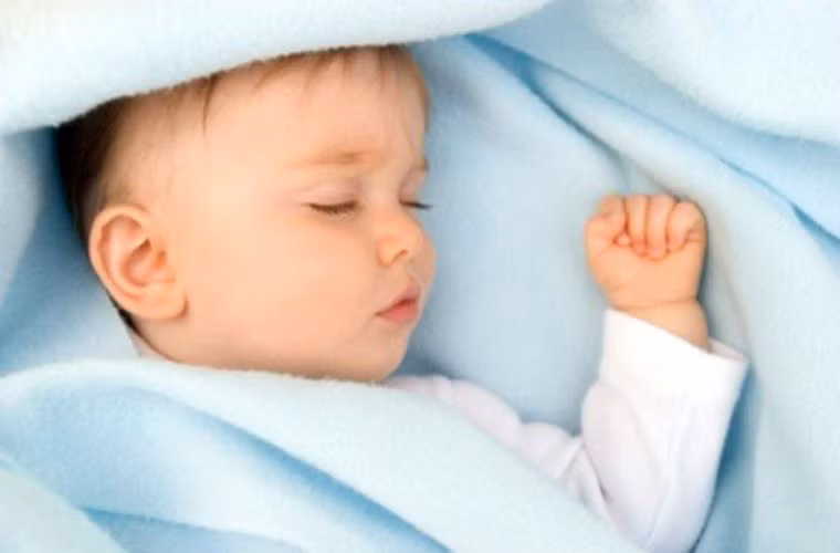 Hãy để ánh mặt trời giúp trẻ tỉnh giấc. Khoa học đã chứng minh, quang phổ của ánh sáng mặt trời có thể điều chỉnh nồng độ serotonin và melatonin trong máu của cơ thể . Để ánh mặt trời chiếu vào người bé vào buổi sáng, serotonin sẽ làm cho sự trao đổi chất trong cơ thể nhanh hơn, buổi tối sẽ buồn ngủ sớm hơn và buổi sáng sẽ dễ dàng dậy sớm hơn.