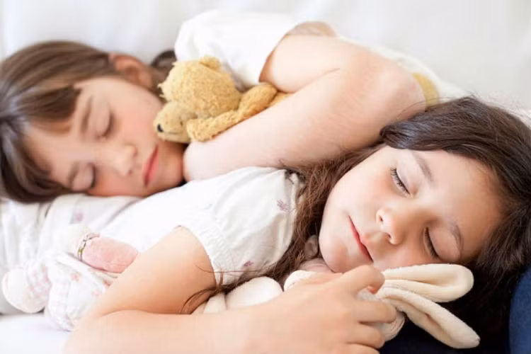 Vận động và hít thở sâu. Sau khi thức dậy ra khỏi giường hãy dạy bé hít thở sâu, đầu tiên hãy từ từ hít vào, sau đó nhẹ nhàng thở ra, cứ sau 2~3 giây làm một lần, như vậy sẽ khiến phổi tràn ngập không khí trong lành, giúp cho não bộ tỉnh táo, tinh thần cả ngày cũng sẽ phấn chấn hơn