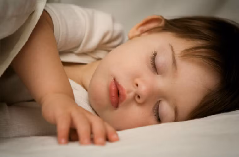 Hãy dùng mùi thơm của thực phẩm để cám dỗ bé: Hương thơm sẽ kích thích não bộ, nâng cao chức năng của tri giác, xua tan cơn buồn ngủ và mệt mỏi. Vì vậy, cha mẹ muốn bé ra khỏi giường vào buổi sáng hãy nướng bánh mì bơ hoặc pha sữa nóng để hương thơm và mùi vị của thực phẩm kích thích và gọi bé tỉnh giấc, thôi thúc bé dạy nhanh vì đang có món ngon yêu thích đợi mình. 
