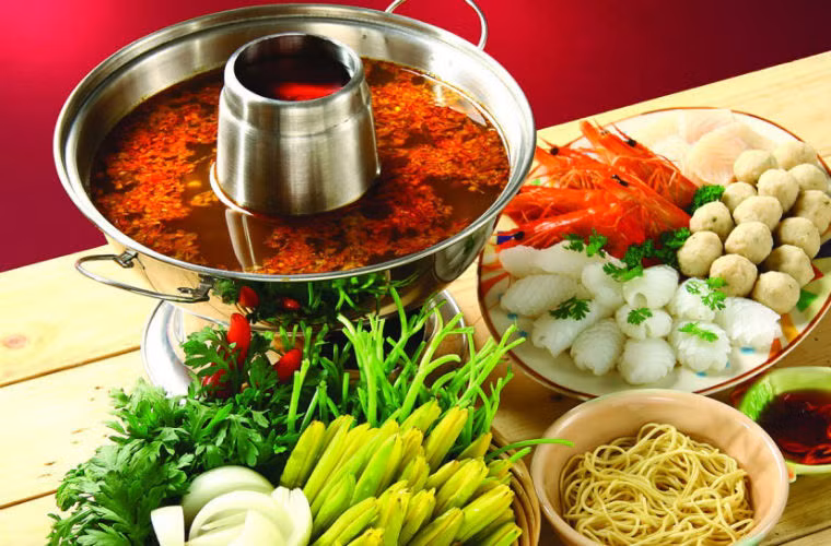 Không nên ăn quá cay, quá nhiều dầu mỡ. Mùa đông khí hậu lạnh nhưng hanh khô, nếu ăn quá cay nóng sẽ không tốt cho sức khỏe. Nước lẩu nên thanh đạm, ít cay.