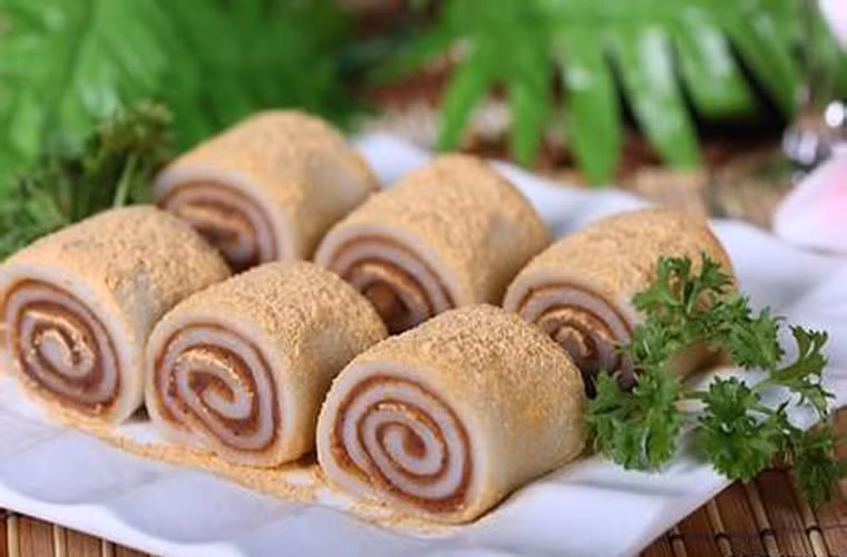 Bánh kê đậu: Đây là một trong những món ăn vặt truyền thống lâu đời ở phố cổ Bắc Kinh. Nguyên liệu chính là bột kê vàng cho nước nhào kỹ hấp chín, sau đó lăn qua bột đậu tương đã được rang chín cán làm vỏ bánh. Nhân là đậu đỏ nấu đường nghiền nát. Dàn đều nhân lên vỏ bánh sau đó cuộn lại, sắt thành từng khoanh nhỏ, rắc thêm đường là xong.