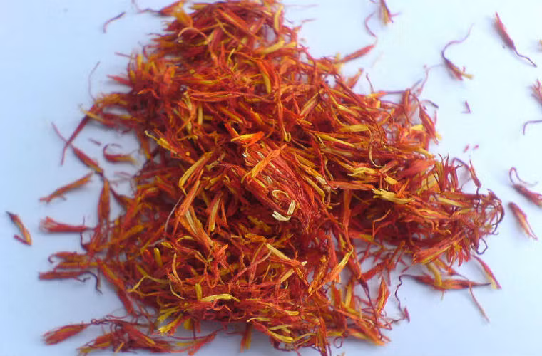 Cách dùng: Lấy 10-15gam hồng hoa cho vào nồi đổ nước, đậy vung kín đun sôi khoảng 10 phút, đổ cả nước và bã ra chậu, pha thêm nước lã cho nhiệt độ khoảng 40 độ là được. Chú ý cũng không được ngâm quá mắt cá chân. Chỉ cần bạn kiên trì sẽ trị được chứng tê cóng và nứt nẻ chân. Nếu dùng 30-50 gram ngải cứu khô và 10-15gam hồng hoa đun nước ngâm chân thì còn có thể kích thích tuần hoàn máu, phòng chống và giảm nhẹ được chứng cong phồng tĩnh mạch và chứng viêm dây thần kinh ngoại vi.