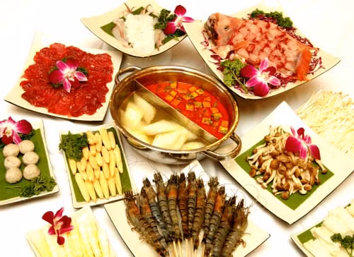 Ăn lẩu nóng, uống bia lạnh hoặc đồ uống mát vào sẽ không tốt cho tiêu hóa, dễ viêm dạ dày và ruột. Khi cho nhiều loại thịt, nội tạng động vật, hải sản sống vào cùng một nồi lẩu rất dễ mắc một số ký sinh trùng, gây ra các bệnh đường tiêu hóa. Vì vậy, chúng ta cần phải ăn đúng cách để vừa ngon, bổ và tránh những bệnh tật