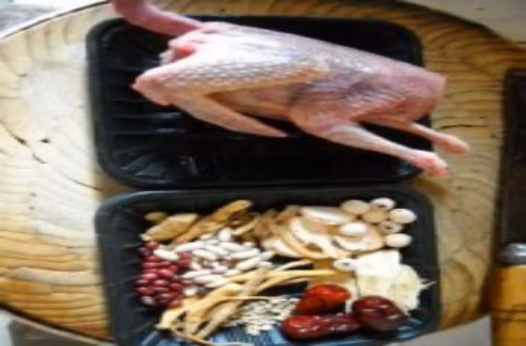 Canh thịt gà hầm hà thủ ô. Nguyên liệu: 1 nửa con gà, 15 gam hà thủ ô, 5 gam câu kỷ tử, 4 quả táo đỏ.