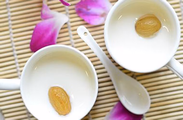 Phô mai cung đình: Phô mai được làm từ váng sữa, vốn là món ăn ngon do dân tộc thiểu số phương bắc sáng chế. Đây là một ăn vặt được yêu thích tại Bắc Kinh.