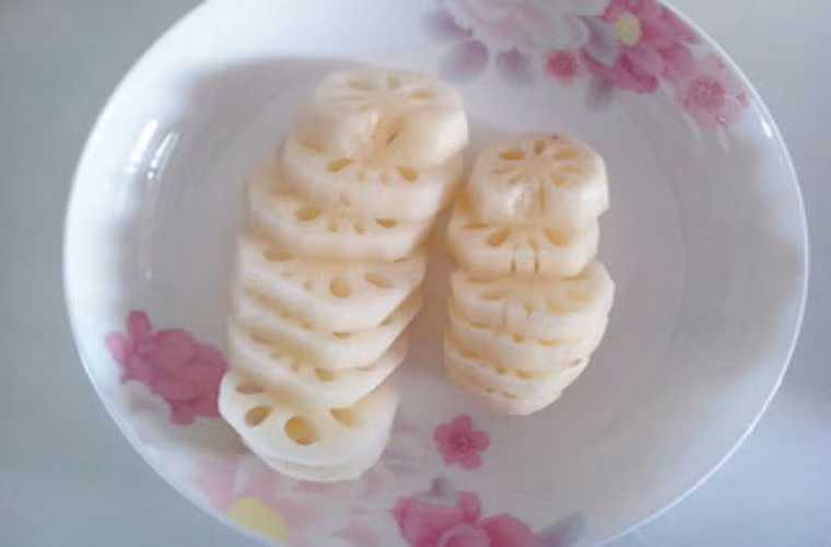 Củ sen gọt vỏ, rửa sạch xắt miếng như hình.