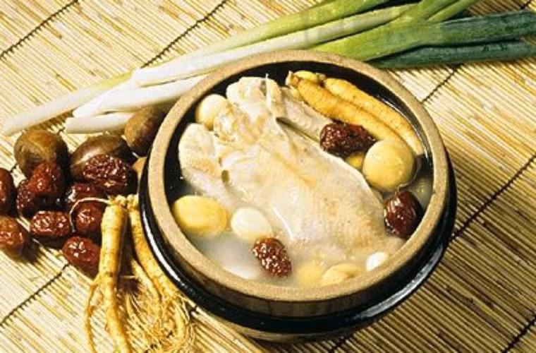 Cách làm: Bước 1: gà làm sạch, trần qua nước sôi, vớt ra rửa sạch để ráo. Bước 2: nấm đầu khỉ rửa sạch, thái lát, hoàng kỳ, đảng sâm, táo, gừng rửa sạch. Bước 3: cho tất cả nguyên liệu đã chuẩn bị vào nồi, cho nước vào hầm trong khoảng 3 tiếng là được. Công dụng: nấm đầu khỉ không những có tác dụng chống ung thư mà còn giúp cân bằng và nuôi dưỡng ngũ tạng. Đây là một loại canh rất bổ dưỡng và tốt cho phòng chống ung thư.