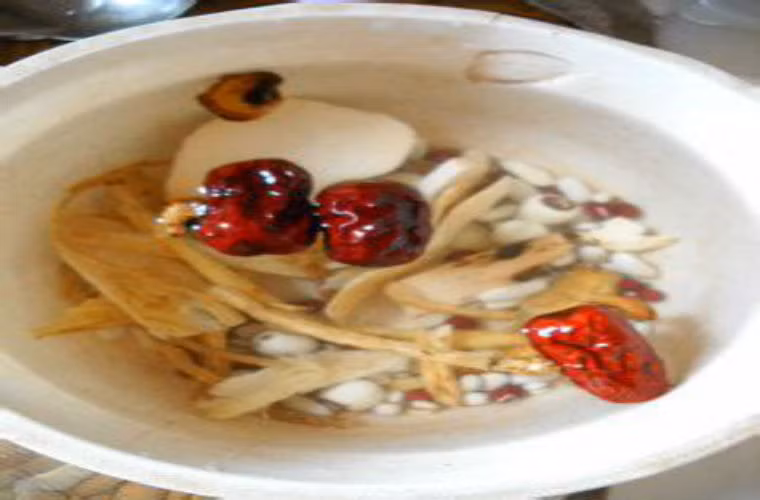 Chim bồ câu hầm sa sâm, ngọc trúc. Nguyên liệu: chim bồ câu 1 con, 15 gam sa sâm, 25 gam ngọc trúc, 4 quả táo đỏ (loại táo trong thuốc bắc), 5 gam gừng tươi.