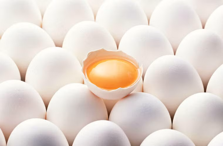 Trứng giàu vitamin A và vitamin B2, vitamin A cho làn da chân của bạn mịn màng và mượt mà, vitamin B2 có thể loại bỏ mỡ thừa ở đùi.