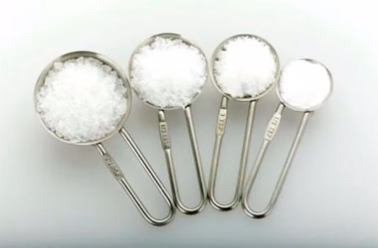 Súc miệng và uống chút nước muối loãng để làm giảm viêm phế quản, viêm họng và ho do nhiễm trùng đường hô hấp.