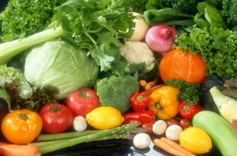 Nước lẩu, các loại thịt, hải sản nhúng vào lẩu đều rất nóng. Chúng ta nên ăn với một số loại rau mang tính hàn và để cân bằng như: rau chân vịt, cải thảo, nấm, củ sen, củ niễng, măng… Nên cho một chút gừng tươi vào nồi lẩu vừa có vị thơm lại tốt. Gừng không nên cạo vỏ vì vỏ gừng tính hàn.