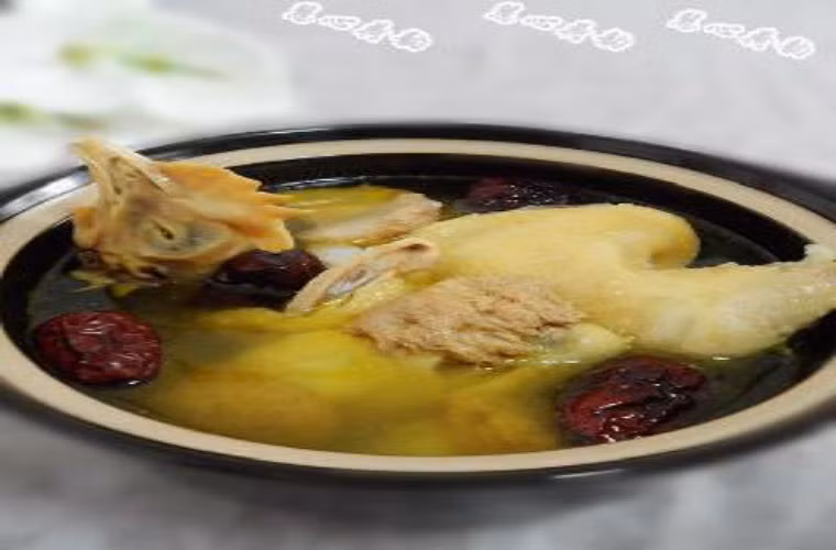 Cách làm: Bước 1: Gà rửa sạch chặt vừa ăn hoặc để nguyên con, trần qua nước sôi 3 phút, rửa sạch, để ráo. Bước 2: hà thủ ô, câu kỷ tử rửa sạch, táo bỏ hột. Bước 3: cho tất cả nguyên liệu đã chuẩn bị vào nồi cho nước vào hầm lửa nhỏ trong 3 tiếng là được. Công dụng: Câu kỷ tử bổ gan, sáng mắt, hà thủ ô bổ gan, bổ huyết, khỏe gân cốt. Canh này có tác dụng trong phòng chống ung thư gan.