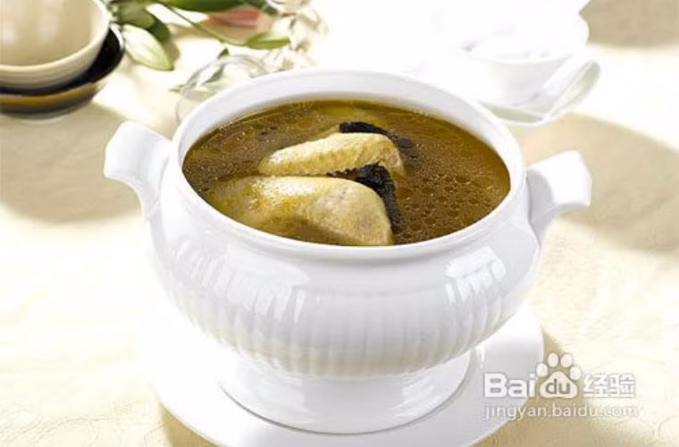 Cách làm: Bước 1: chim bồ câu mổ làm sạch, bỏ nội tạng, trần qua nước sôi khoảng 3 phút vớt ra. Bước 2: sa sâm, ngọc trúc, gừng rửa sạch, táo bỏ hột. Bước 3: cho tất nguyên liệu vào nồi hấp cách thủy, chú ý lượng nước đừng để cạn sẽ cháy, hầm trong khoảng 2 tiếng là được.Công dụng: sa sâm bổ âm, dùng cho chứng âm hư, khô phổi hoặc ho khan…kết hợp với ngọc trúc có tác dụng tốt với dịch vị dạ dày, có tác dụng trong việc phòng chống ung thư phổi.