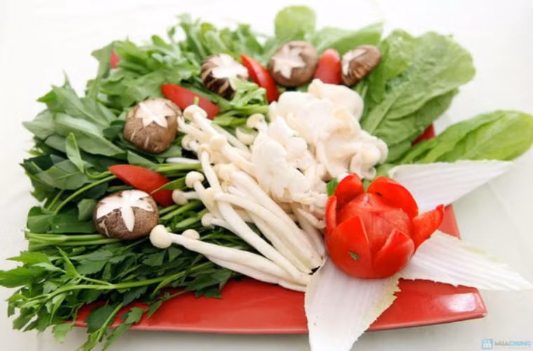 Nên ăn nhiều rau xanh hơn thịt. Do t hời gian ăn lẩu thường lâu, không khí rất thoải mái, nên chúng ta thường ăn nhiều. Bạn nên ăn rau nhiều để hạn chế nạp các loại thực phẩm nhiều khác.