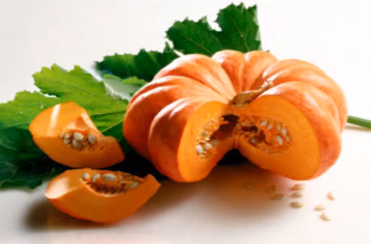 Bí ngô: Rất giàu vitamin A, C, canxi, chất xơ, có thể ngăn ngừa bệnh béo phì, tiểu đường, tăng huyết áp và cholesterol cao, là thực phẩm rất tốt chống ung thư.