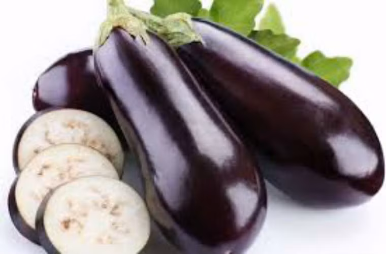 Cà tím: giàu chất dinh dưỡng, nó cũng chứa solanine, cucurbitacin, Stachydrine, trong đó solanine và cucurbitacin có tác dụng phòng chống ung thư.