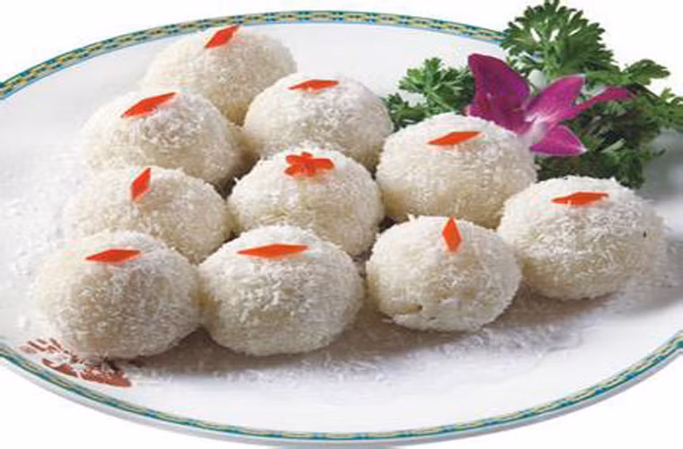 Bánh gạo nếp: Là món ăn vặt truyền thống, trước đây món này thường được bán từ trước tết nguyên đán đến cuối hè đầu thu, nhưng ngày nay đến Bắc Kinh mùa nào bạn cũng đều có thể thưởng thức được món bánh này. Vỏ bánh được làm từ gạo nếp, nhân thập cẩm hạt dưa, hạt óc chó, vừng, nho khô.