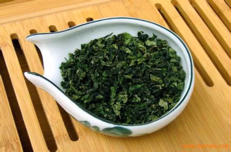 Nhiều người không muốn ăn tỏi do sợ mùi. Các chuyên gia khuyến cáo, sau khi ăn tỏi hãy nhai trà hoa đặc biệt là trà búp khô sau đó ngậm một ngụm sữa tươi ấm có thể loại bỏ các mùi hôi.