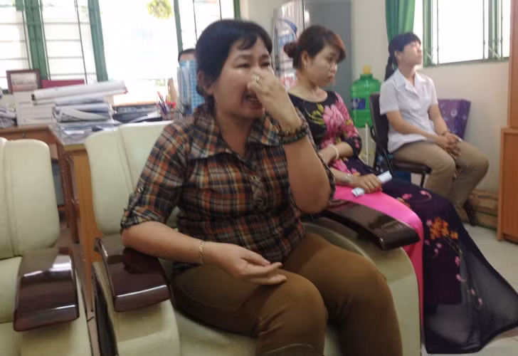 Cô hiệu trưởng nghẹn ngào xin lỗi gia đình cháu V. chỉ vì sự việc không được giải quyết khéo léo của cán bộ, nhân viên nhà trường mà gây nên sự lo lắng, bức xúc cho phụ huynh.