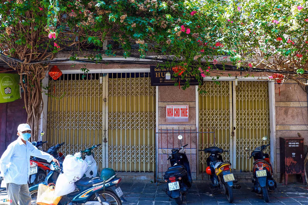 Ngôi nhà tại ngã 3 Trần Quý Cáp - Nguyễn Thái Học ở cạnh chợ Hội An cũng được chủ nhà treo bảng cho thuê. Theo những người dân tại đây, lúc trước đây là cửa hàng lưu niệm rất đông khách mua sắm nhưng vì không có khách nên người thuê đã trả mặt bằng.